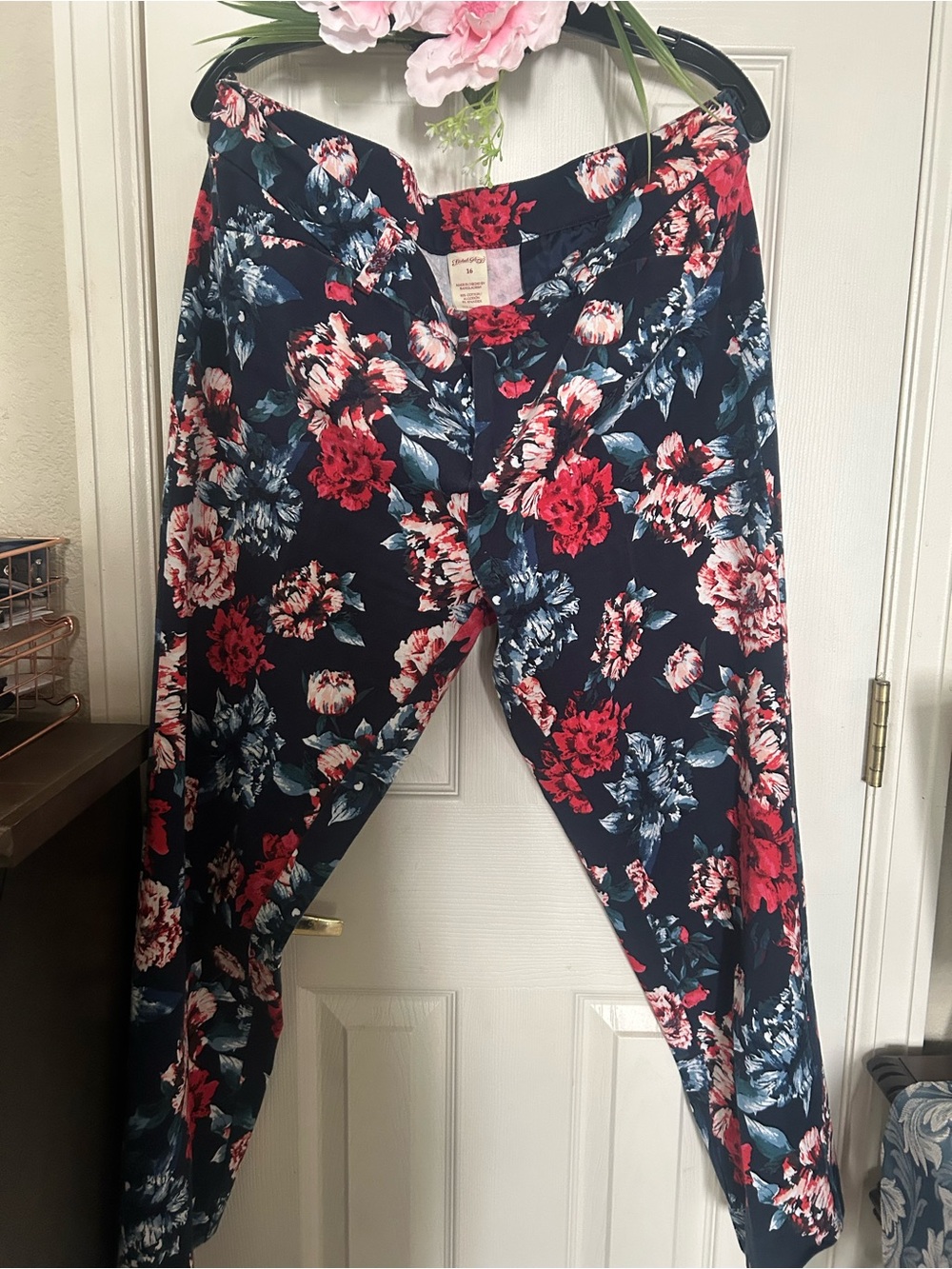 Faded Glory Navy Floral Pants with Red and Cream Blooms size 16.